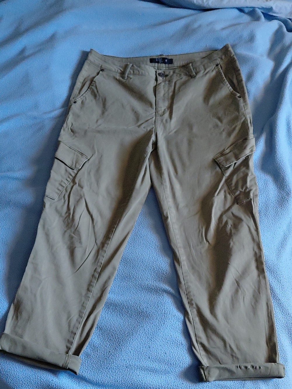 Women's Straight-Leg Cargo Trousers in Khaki